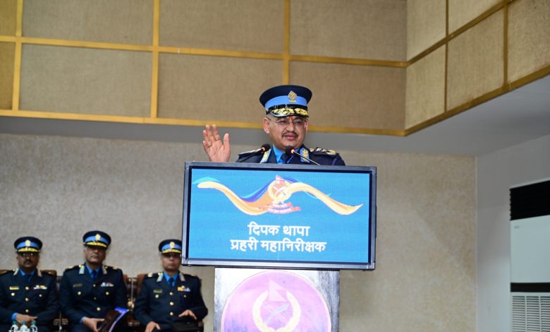 प्रहरी महानिरीक्षक दलपक थापा प्रहरी कर्मचारीहरुलाई निर्देशन सम्बोधन गर्दै
